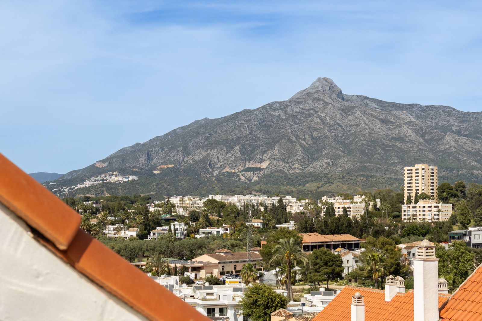 Discover this stunning duplex penthouse in the heart of Nueva Andalucía