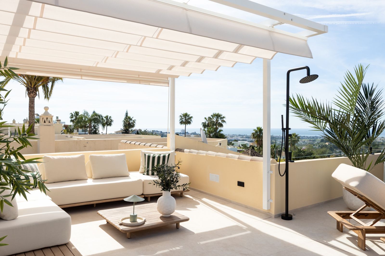 Luxury Townhouse in El Herrojo, Benahavís with 4 bedrooms