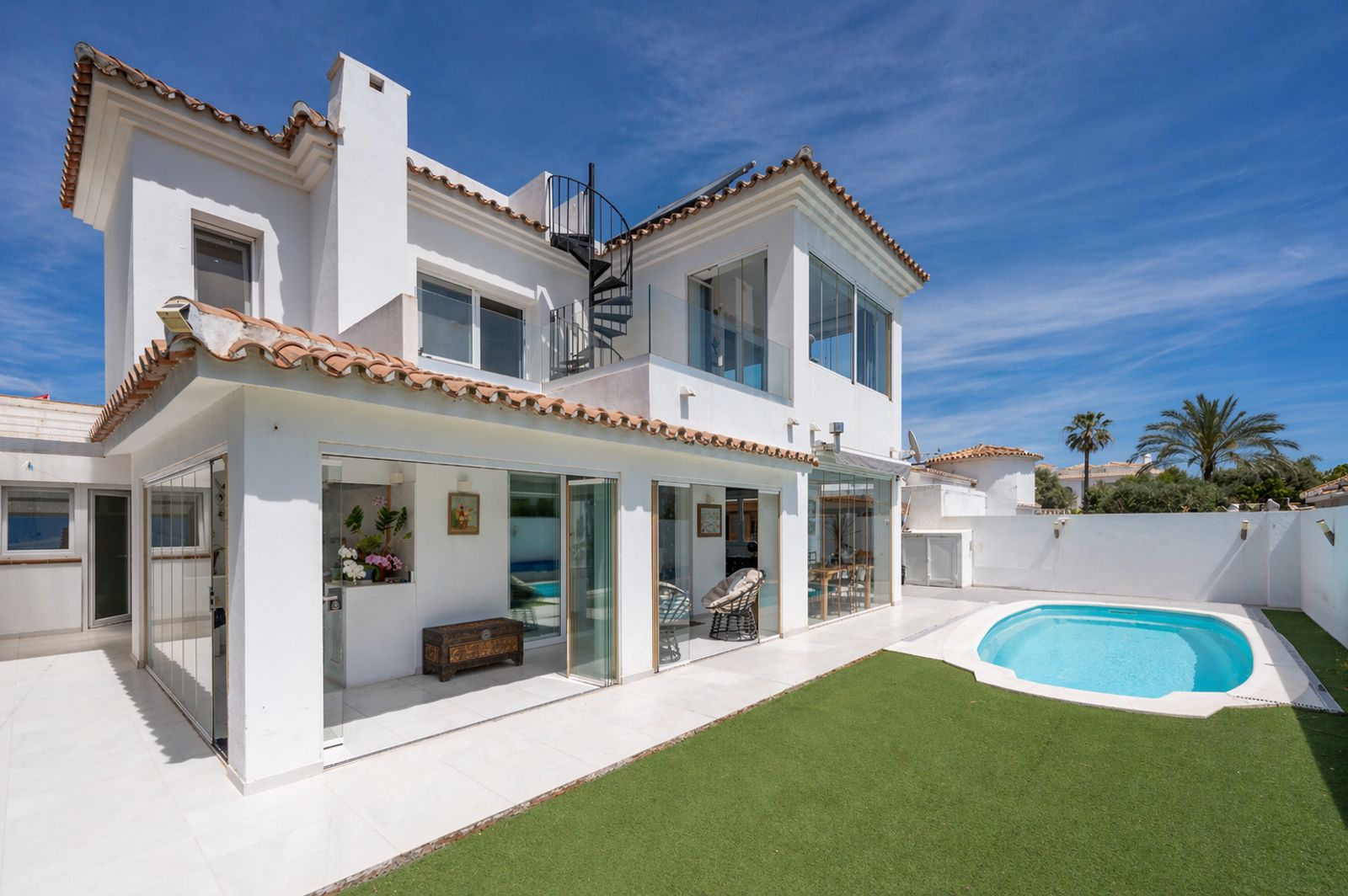 Beachside Villa with Sea Views and Rooftop Solarium in El Saladillo
