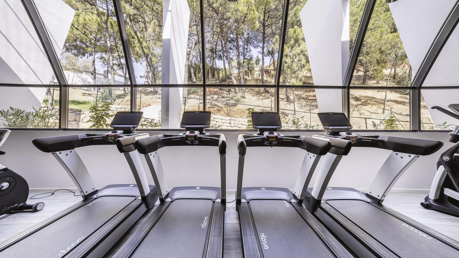 Apartments with Tennis Courts · Photo 32