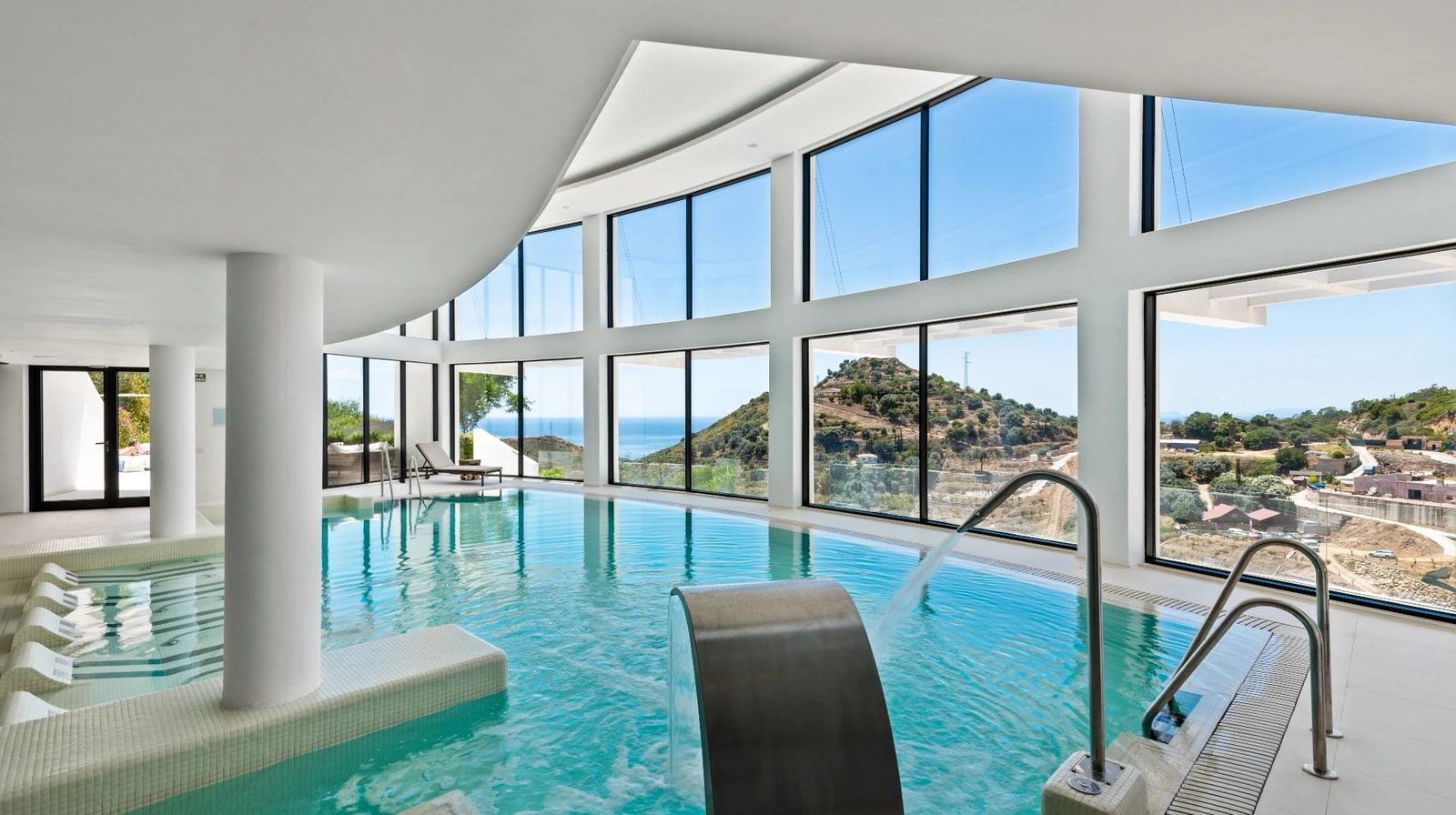 Luxury Villas with Panoramic Views · Photo 29