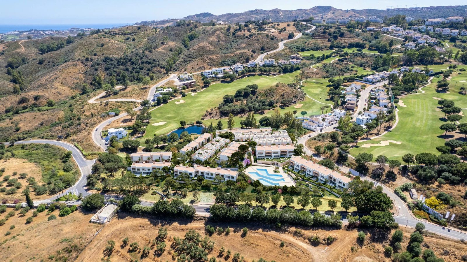 Frontline Golf Residences · Photo 19