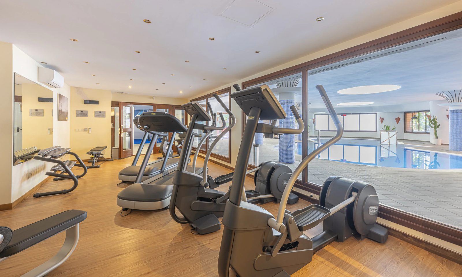 Dwupoziomowy penthouse przy plaży z tarasem na dachu · Zdjęcie 20