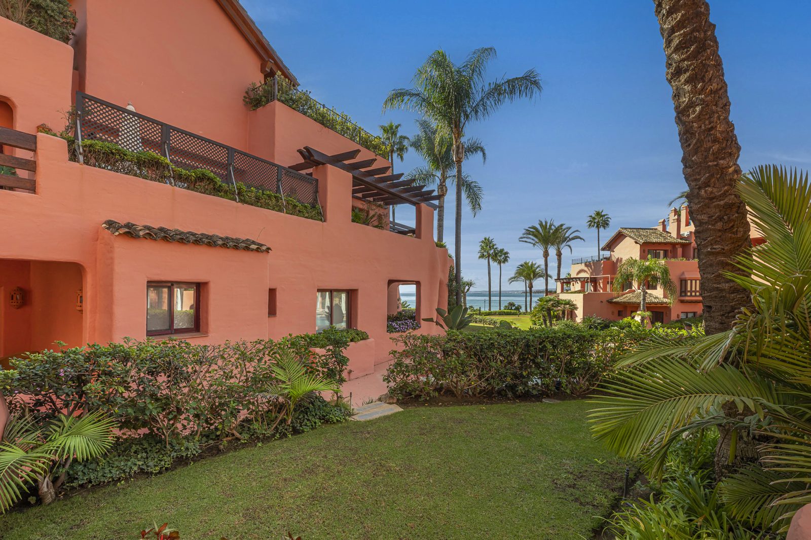 Renovated Beachfront Apartment · Photo 12