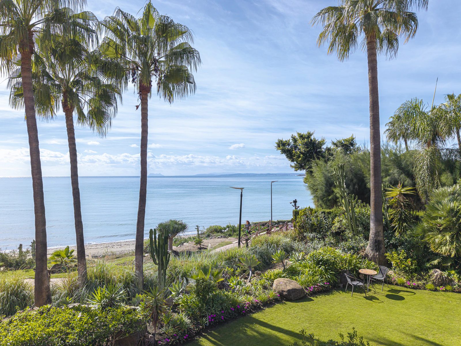 Renovated Beachfront Apartment · Photo 23