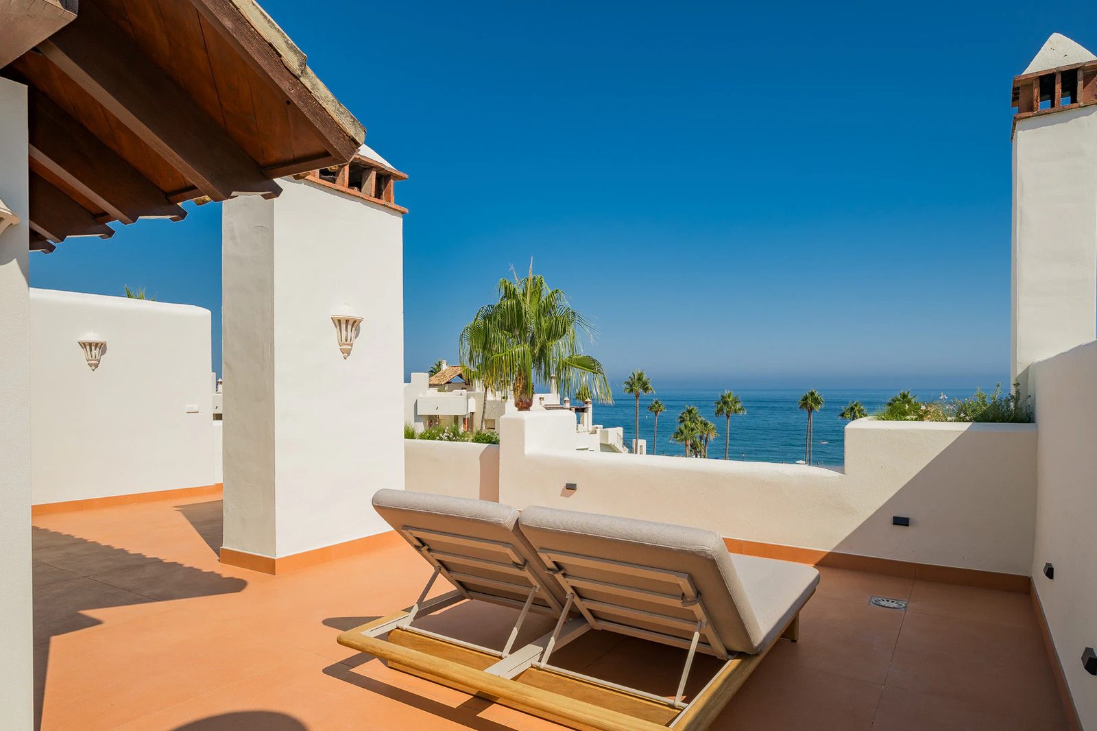 Penthouse u pláže se střešní terasou · Fotografie 25