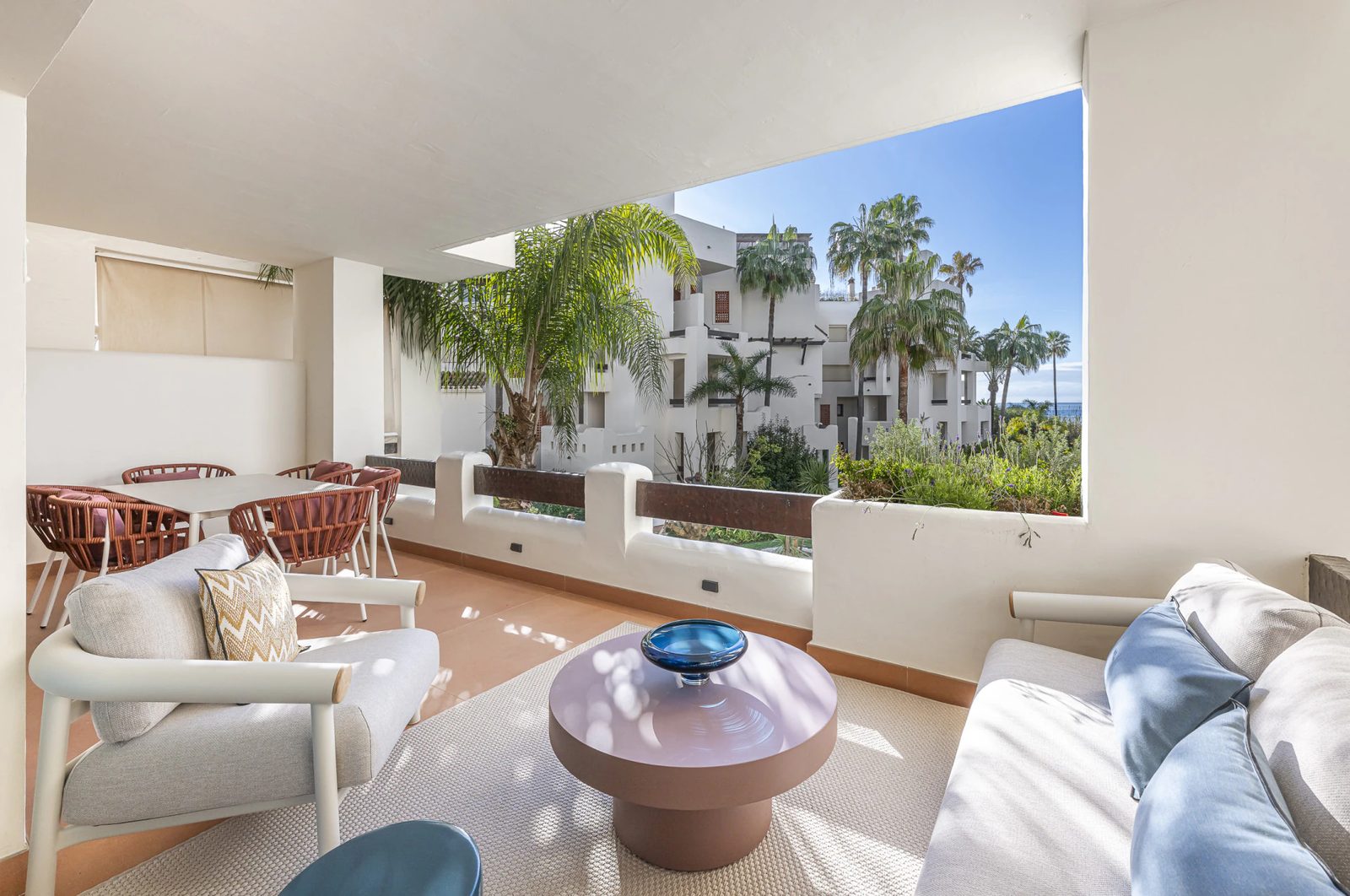 Renovated Beachfront Apartment with Sea Views · Photo 27