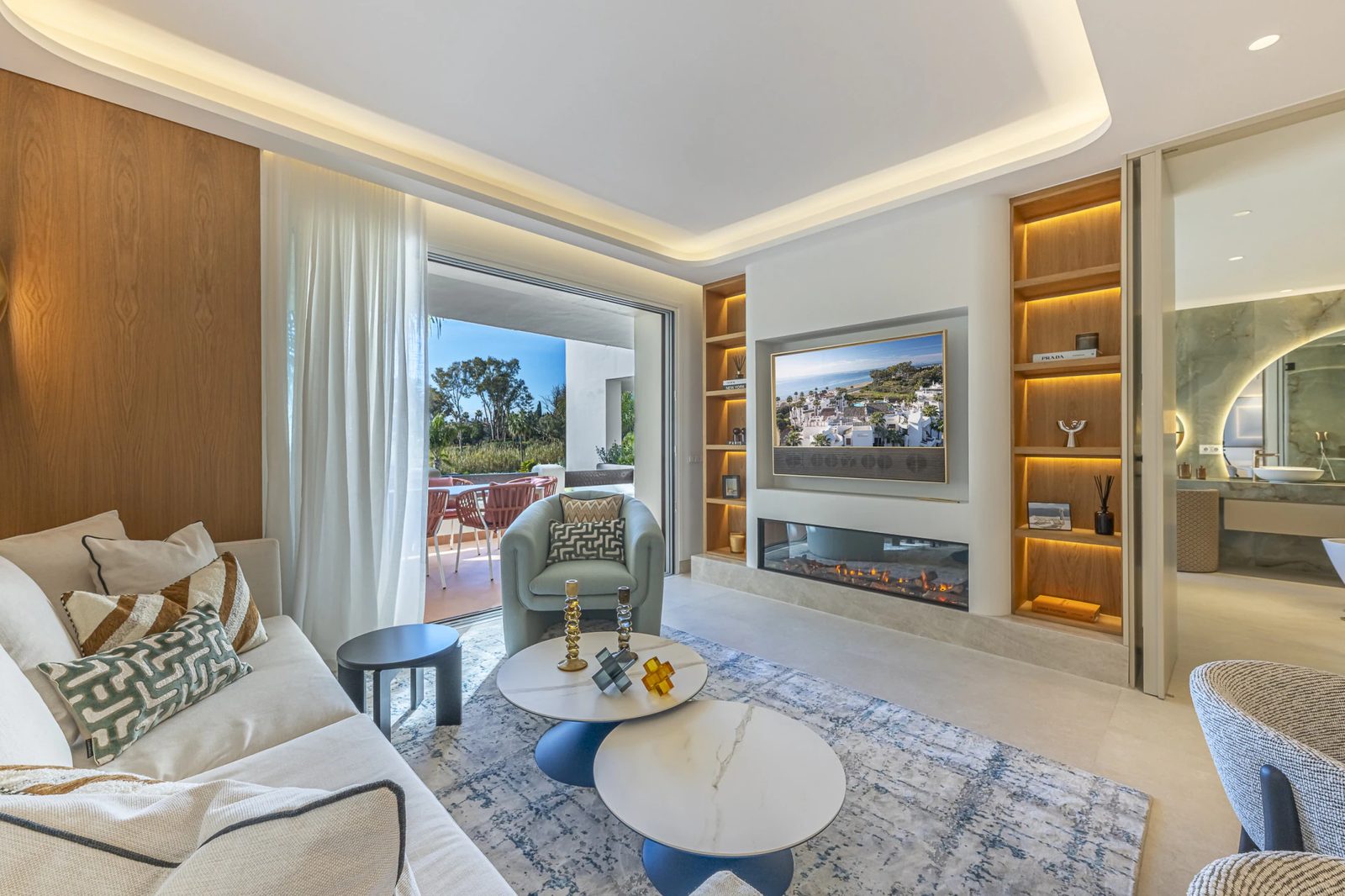 Renovated Beachfront Apartment with Sea Views · Photo 31