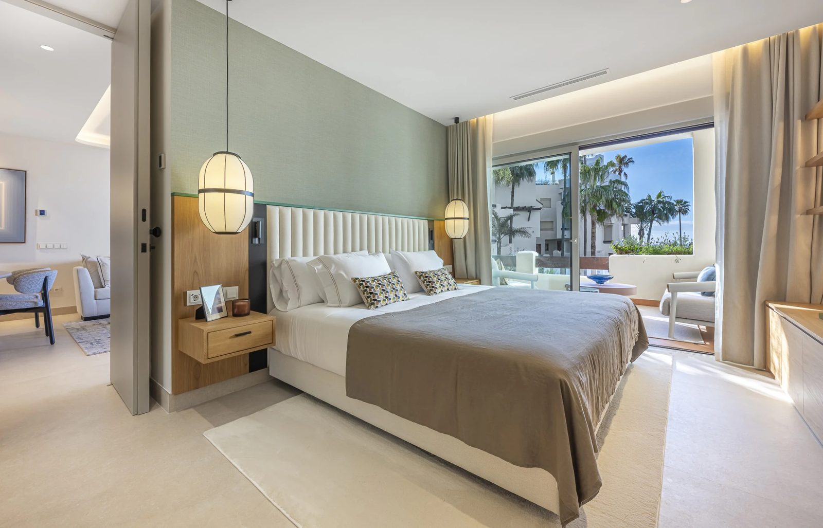 Renovated Beachfront Apartment with Sea Views · Photo 58
