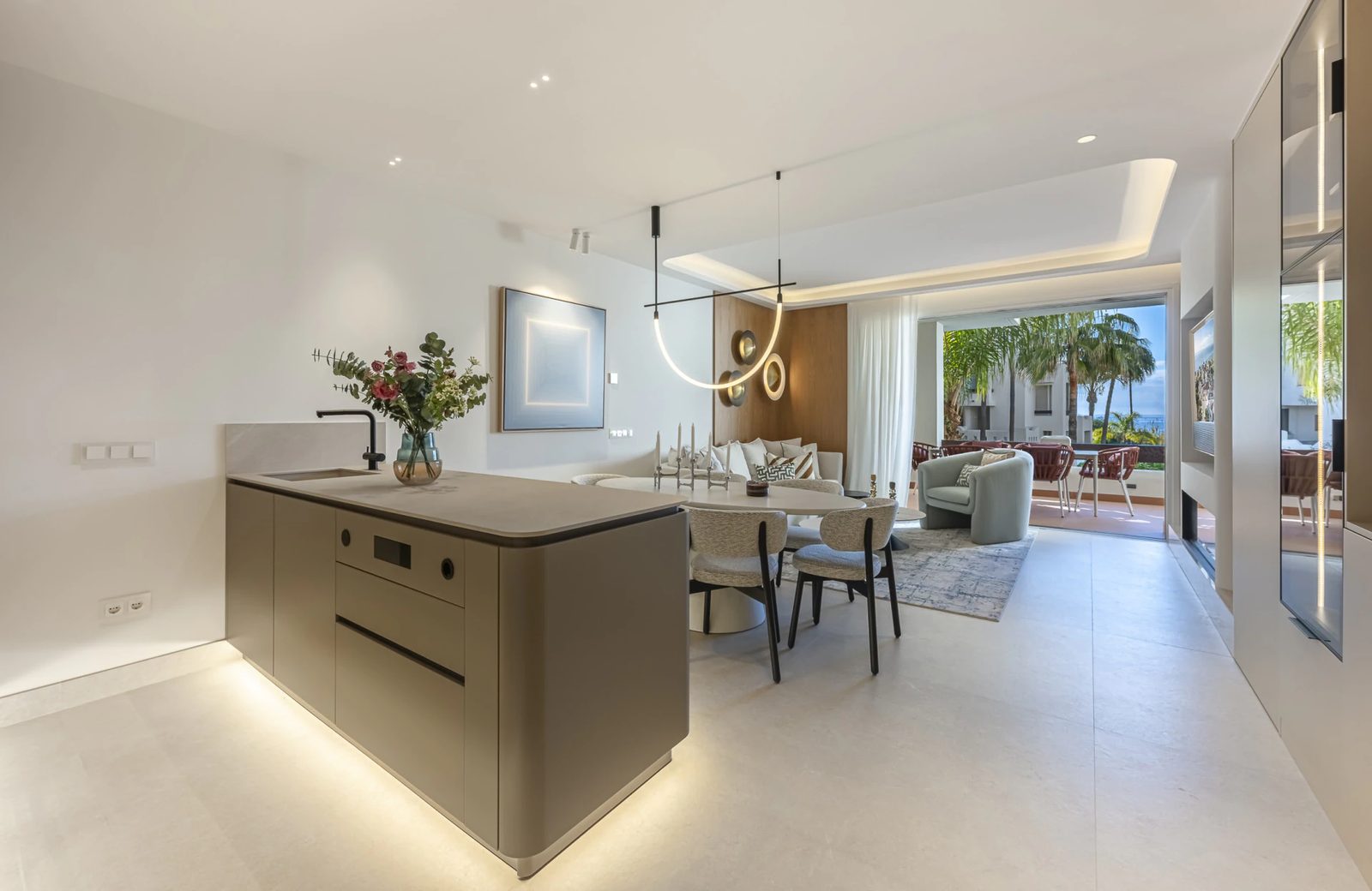Renovated Beachfront Apartment with Sea Views · Photo 46