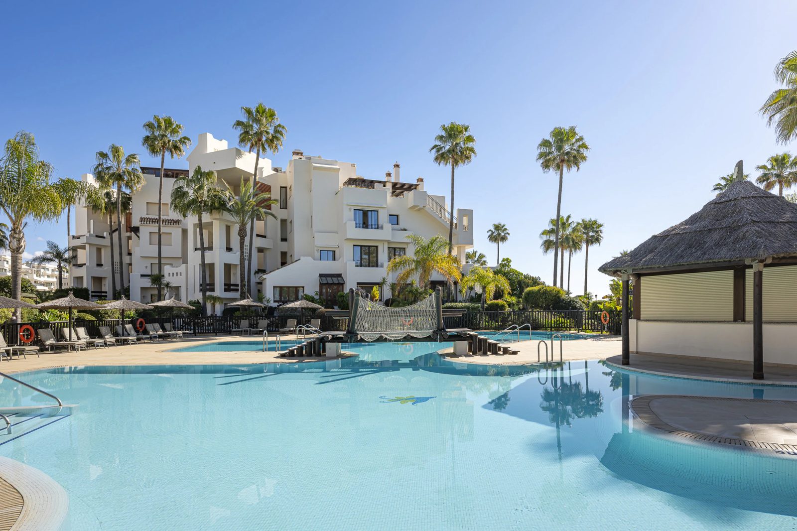 Renovated Beachfront Apartment with Sea Views · Photo 11
