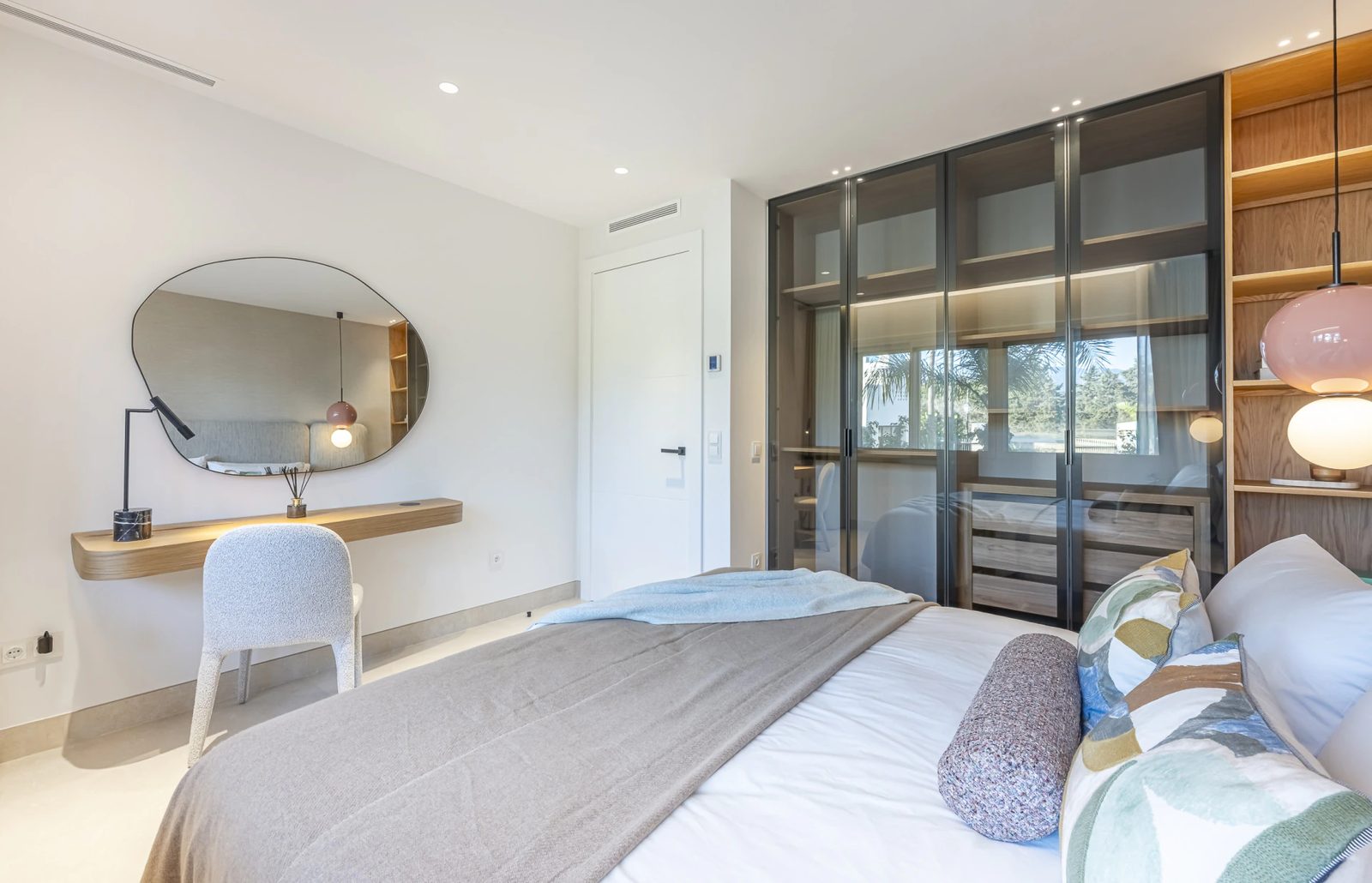 Renovated Beachfront Apartment with Sea Views · Photo 54
