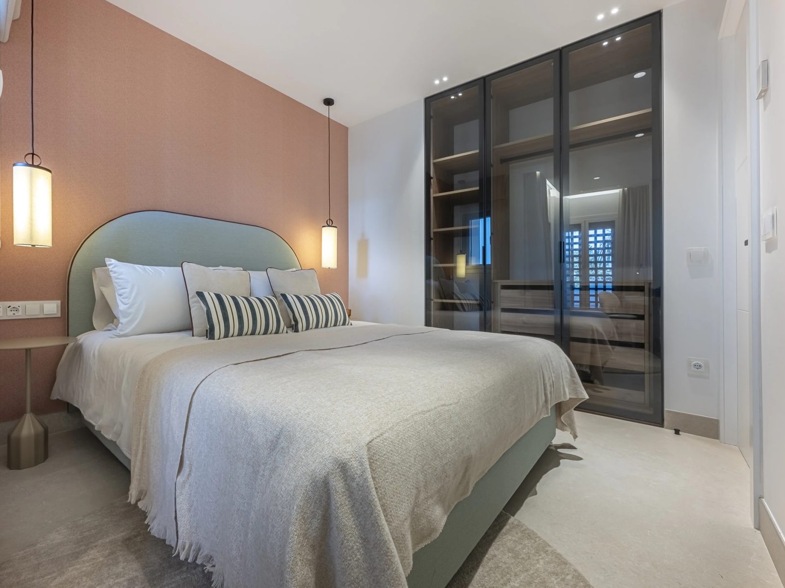 Renovated Beachfront Apartment with Sea Views · Photo 56