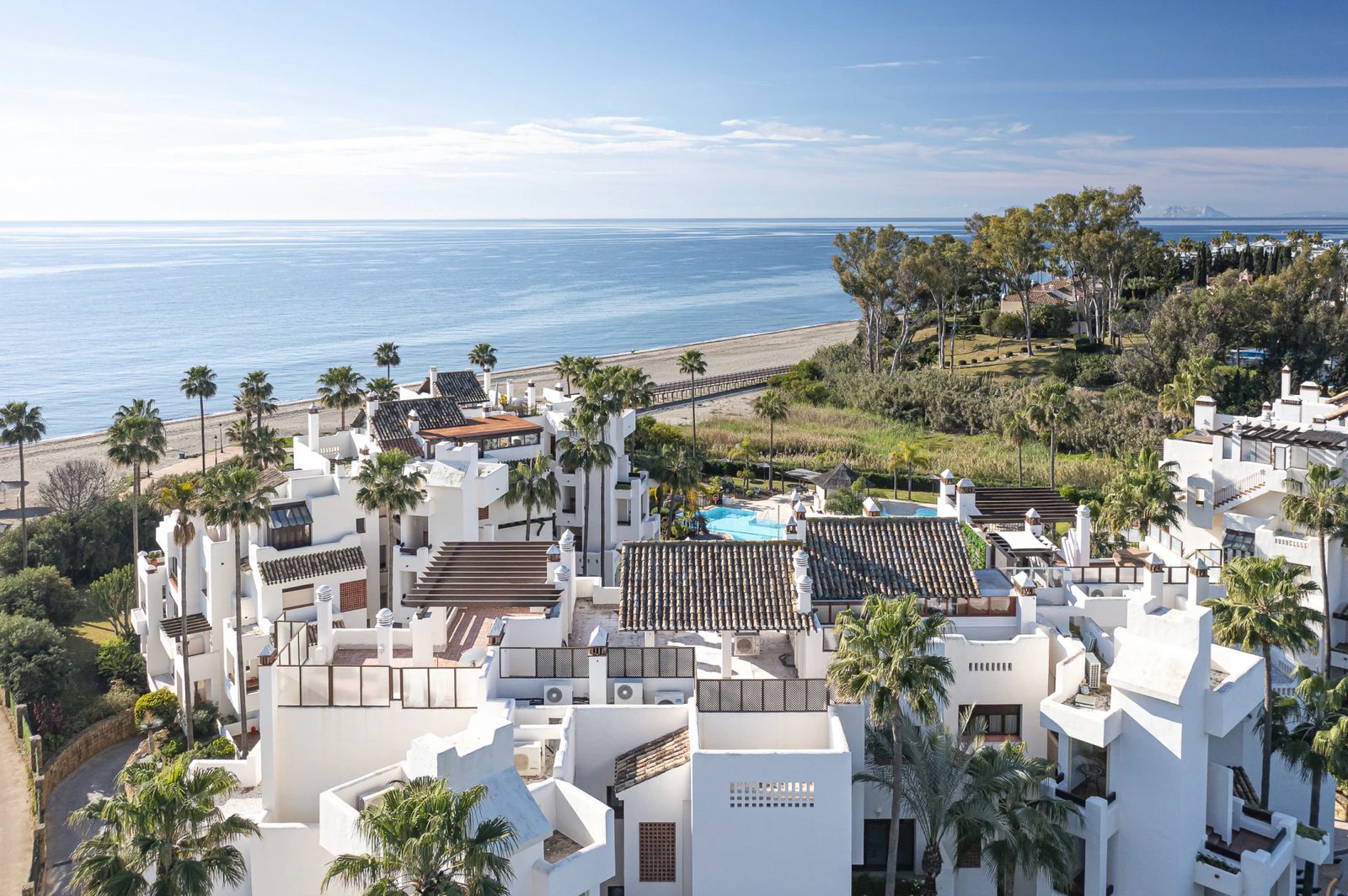Renovated Beachfront Apartment with Sea Views · Photo 22