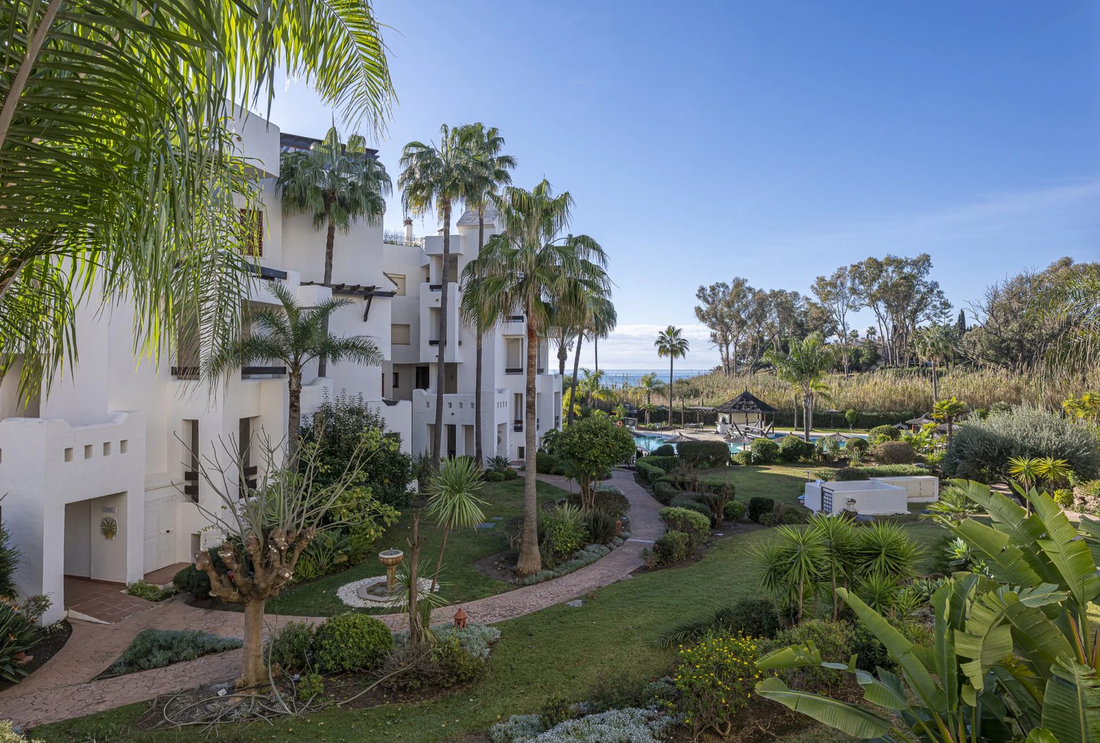 Renovated Beachfront Apartment with Sea Views · Photo 28