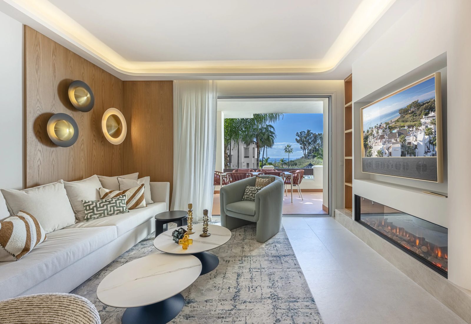 Renovated Beachfront Apartment with Sea Views · Photo 29