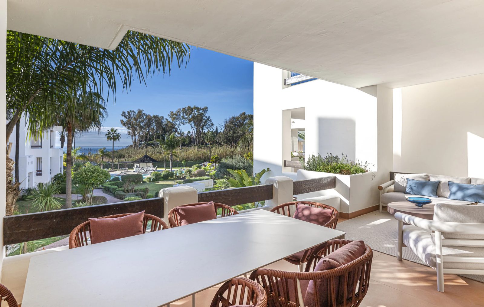 Renovated Beachfront Apartment with Sea Views · Photo 25