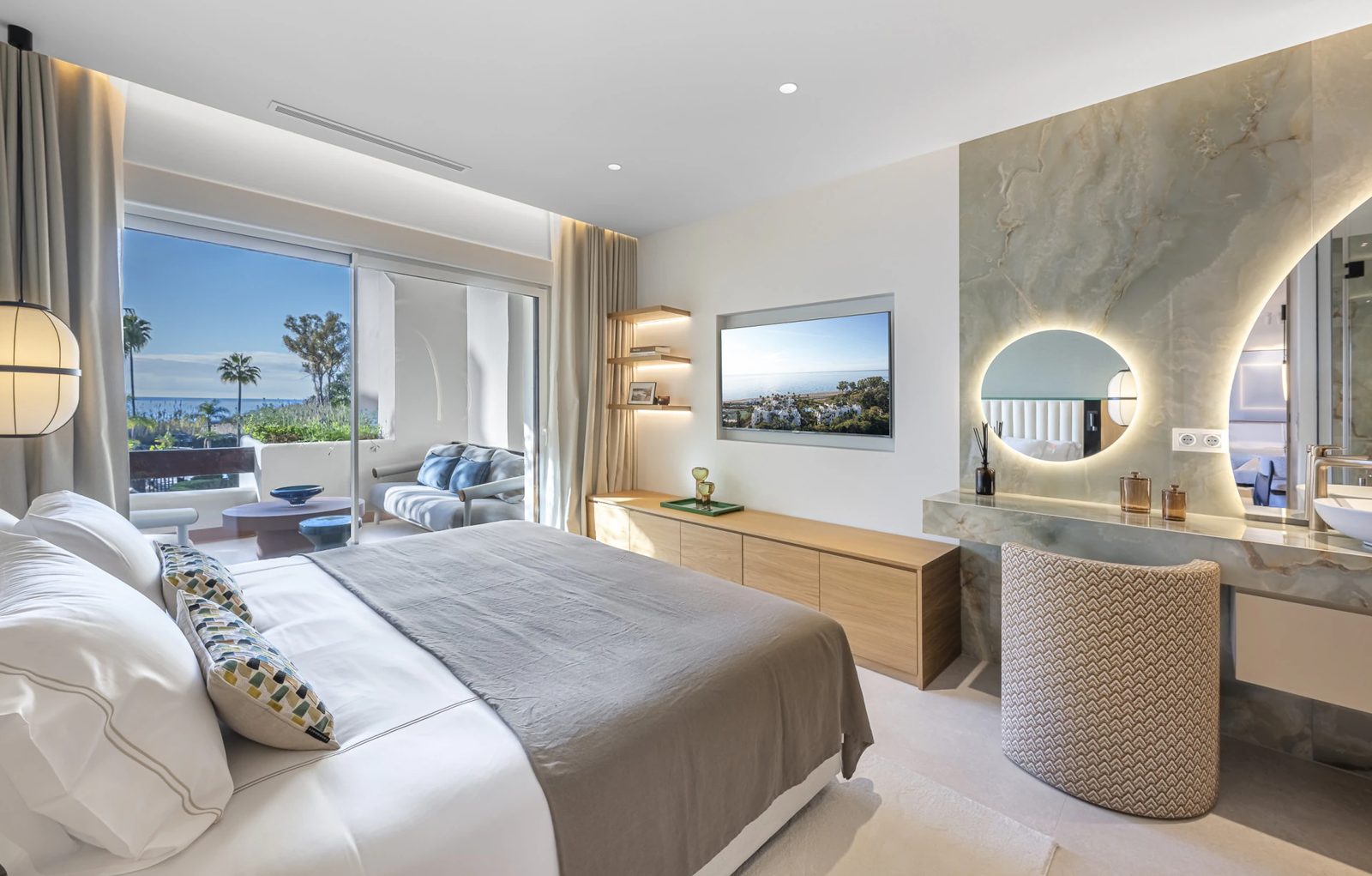 Renovated Beachfront Apartment with Sea Views · Photo 33
