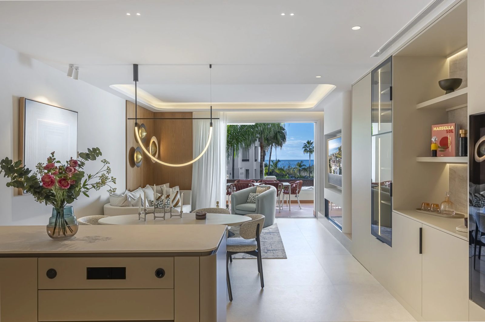 Renovated Beachfront Apartment with Sea Views · Photo 32