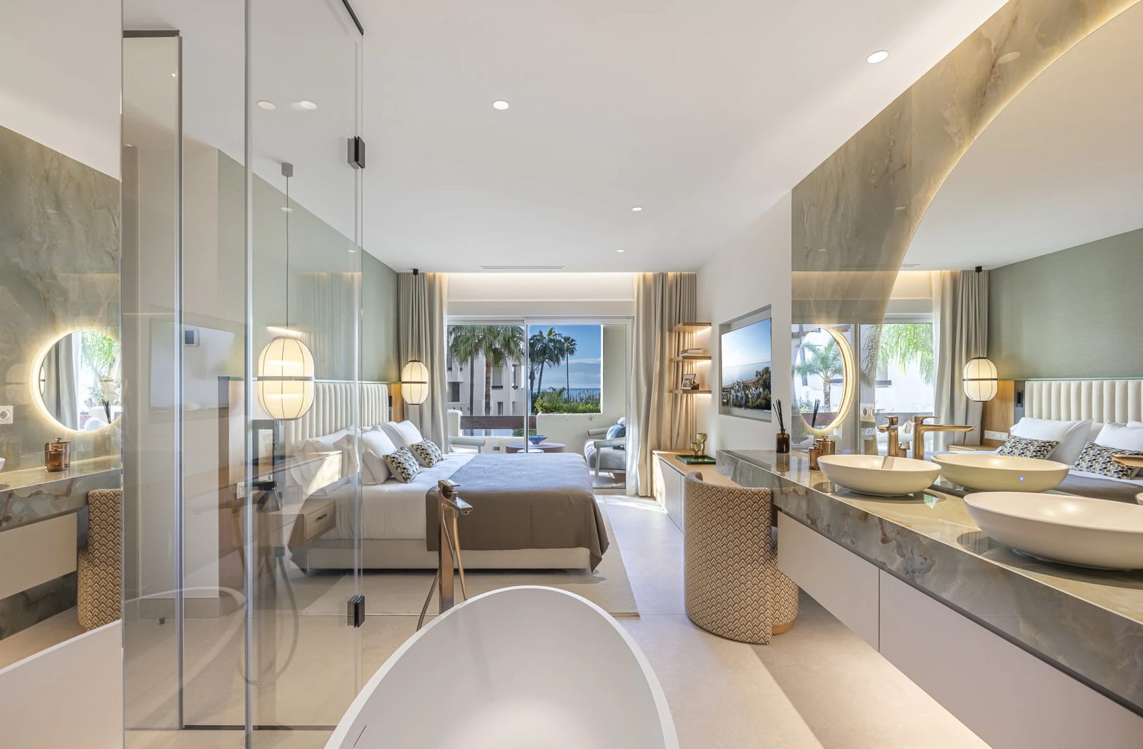 Renovated Beachfront Apartment with Sea Views · Photo 35