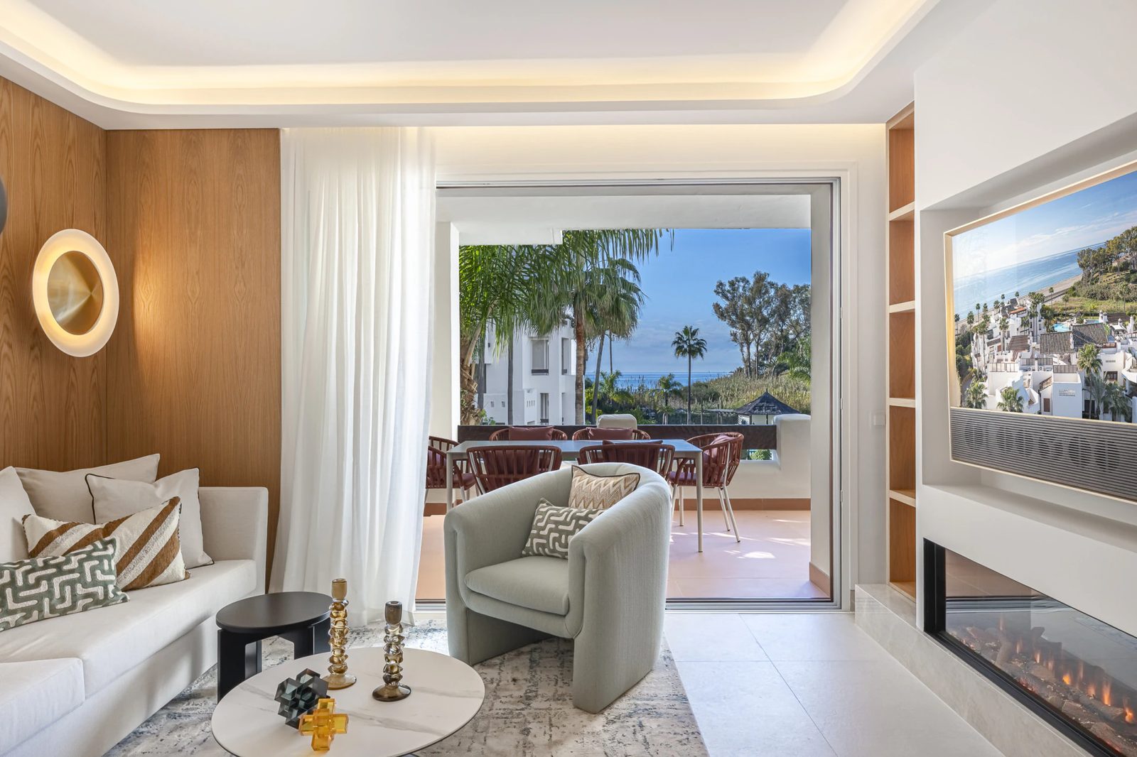 Renovated Beachfront Apartment with Sea Views · Photo 30