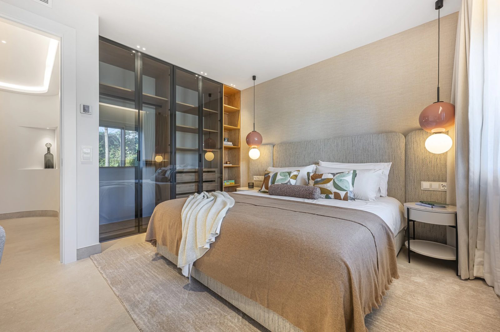 Renovated Beachfront Apartment with Sea Views · Photo 53