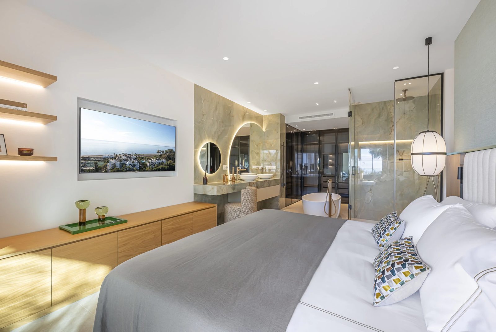 Renovated Beachfront Apartment with Sea Views · Photo 59
