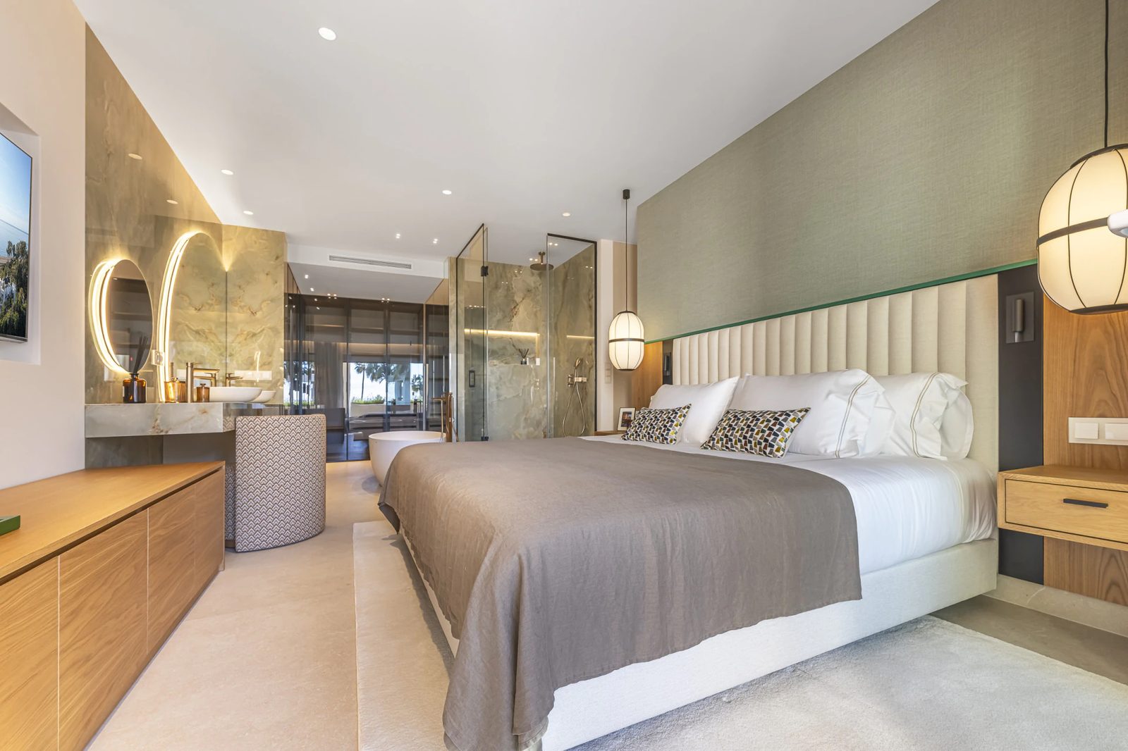 Renovated Beachfront Apartment with Sea Views · Photo 57
