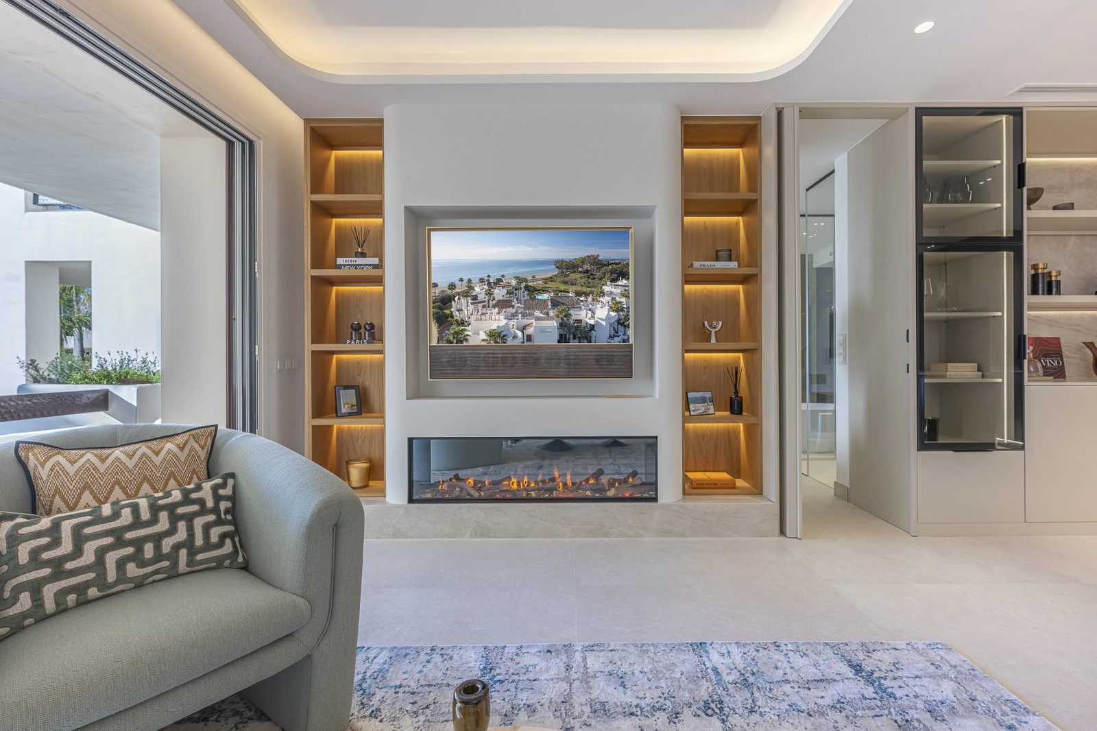 Renovated Beachfront Apartment with Sea Views · Photo 44