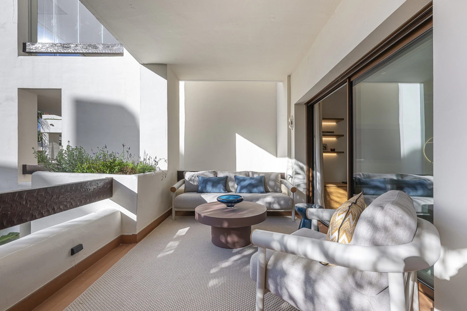 Renovated Beachfront Apartment with Sea Views · Photo 39