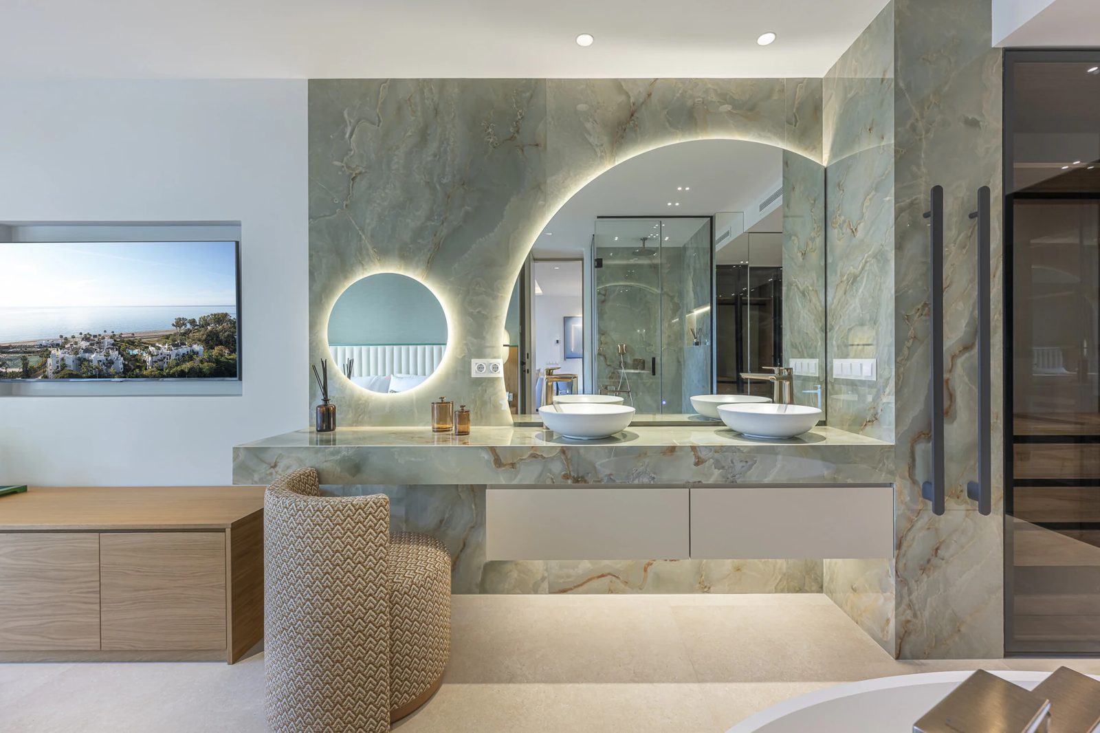 Renovated Beachfront Apartment with Sea Views · Photo 38