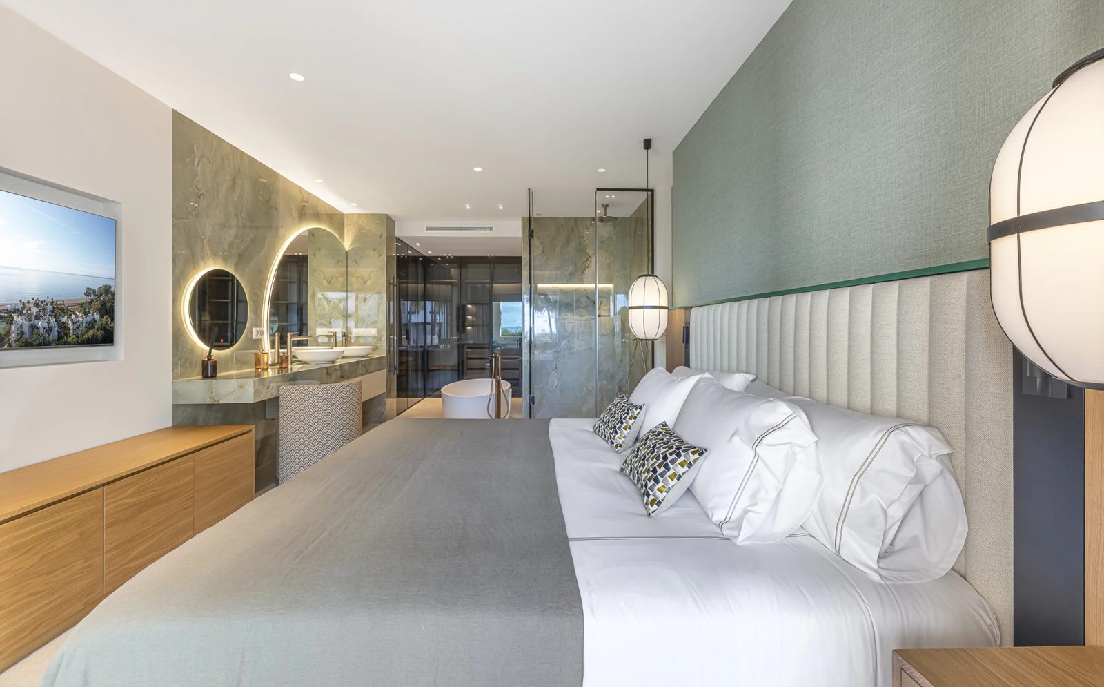 Renovated Beachfront Apartment with Sea Views · Photo 36