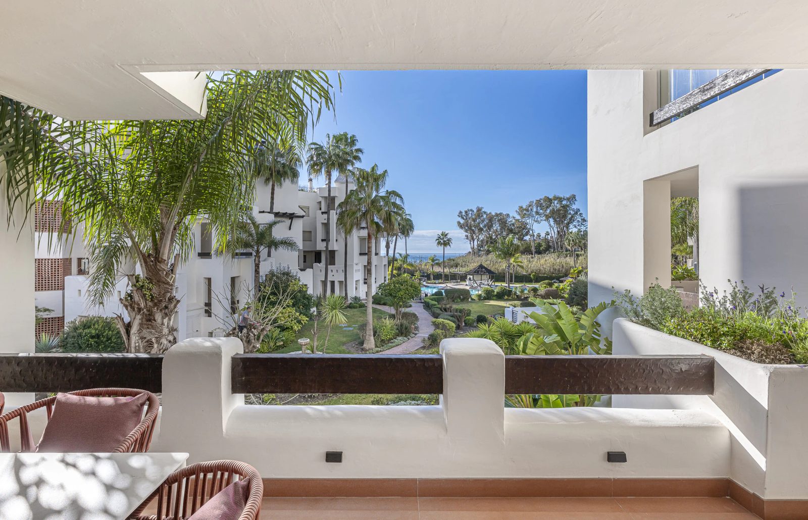 Renovated Beachfront Apartment with Sea Views · Photo 26