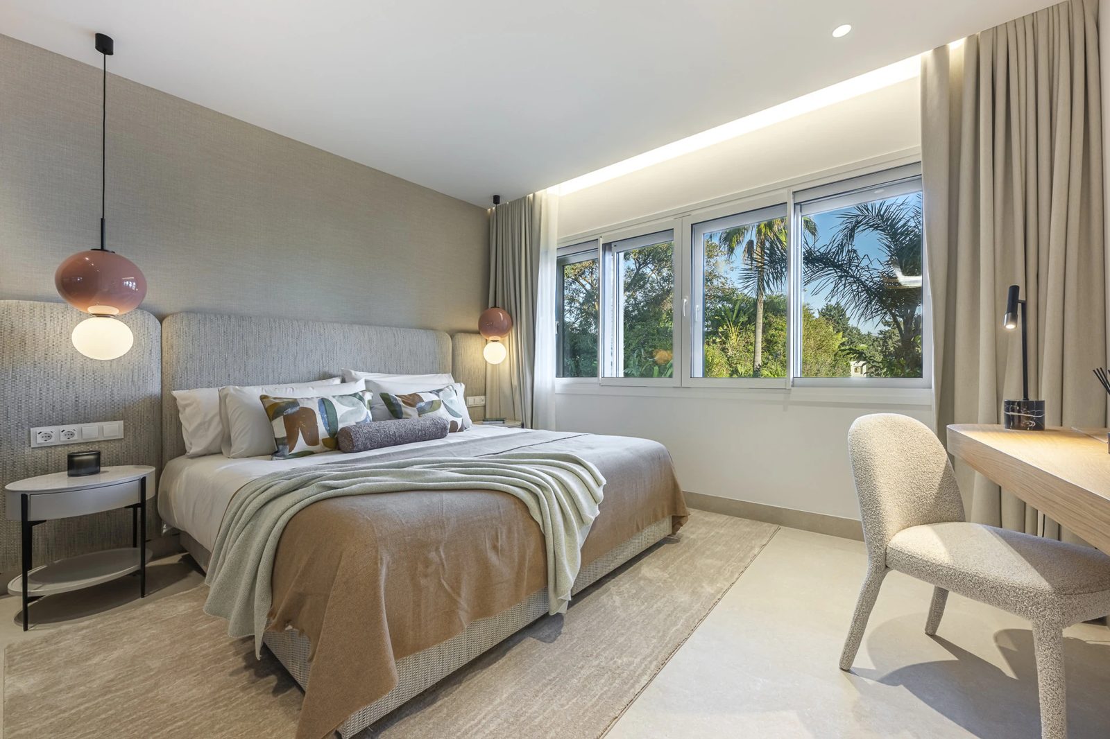 Renovated Beachfront Apartment with Sea Views · Photo 52