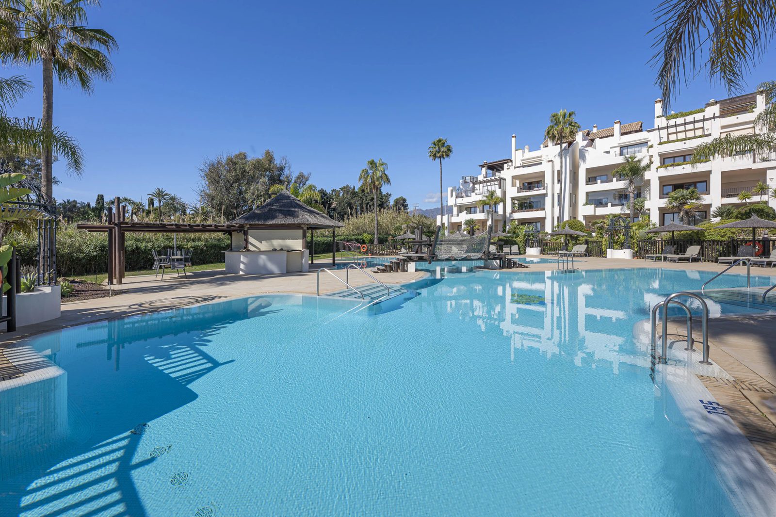 Renovated Beachfront Apartment with Sea Views · Photo 13