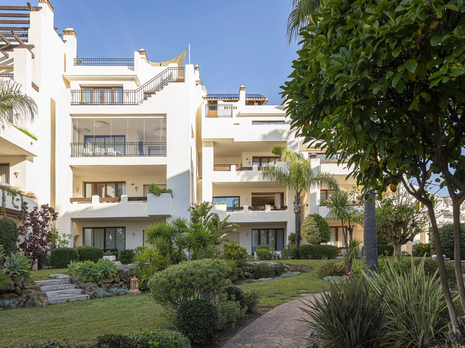 Renovated Beachfront Apartment with Sea Views · Photo 10