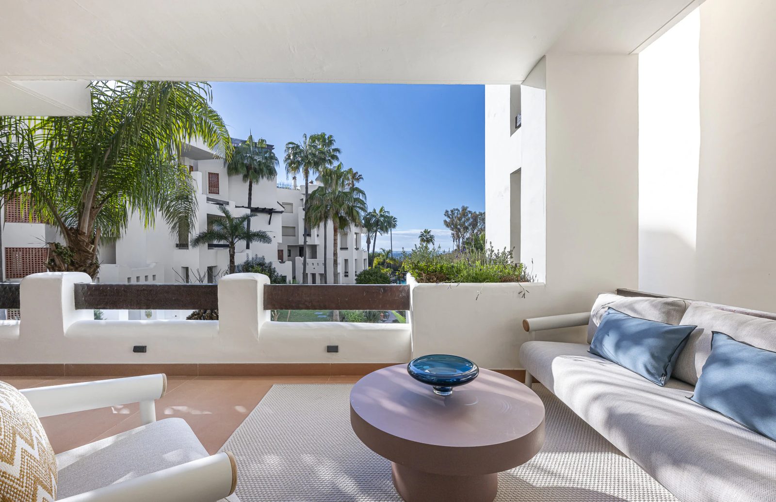 Renovated Beachfront Apartment with Sea Views · Photo 40