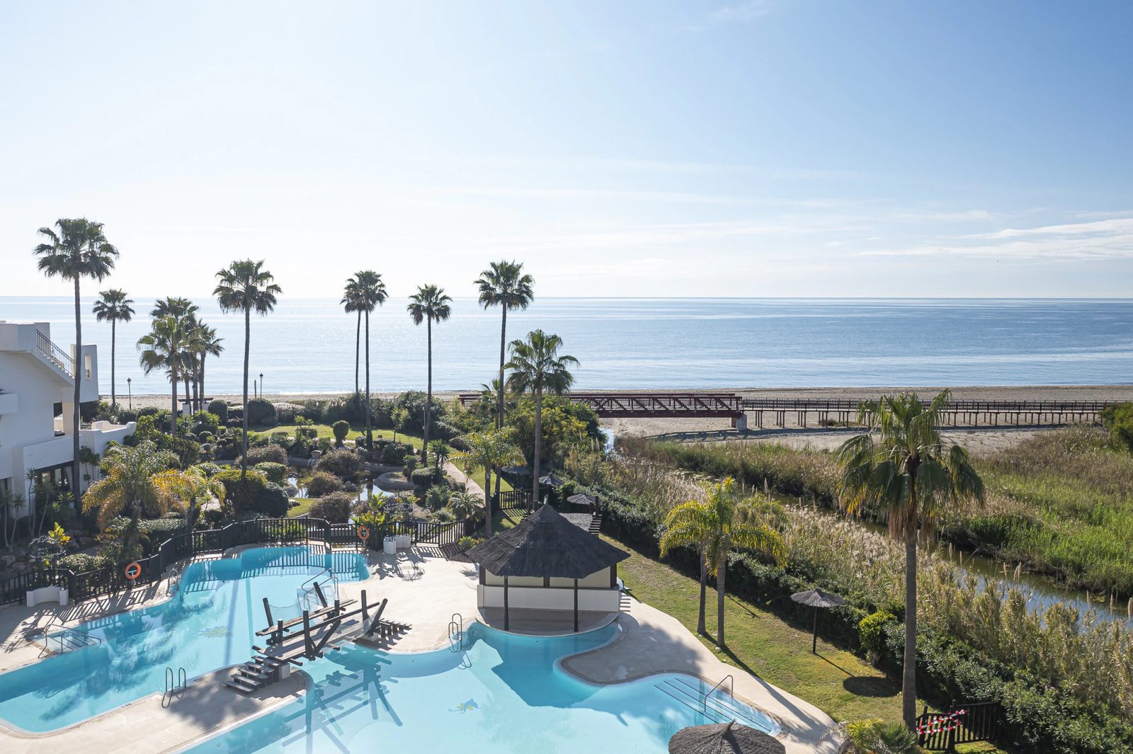 Renovated Beachfront Apartment with Sea Views · Photo 23