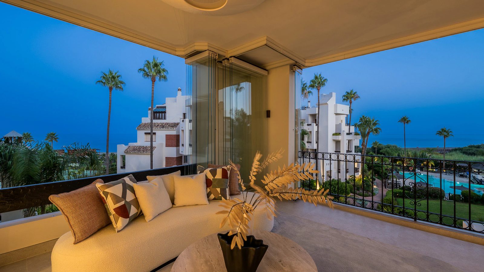 Renovated Beachfront Apartment · Photo 26