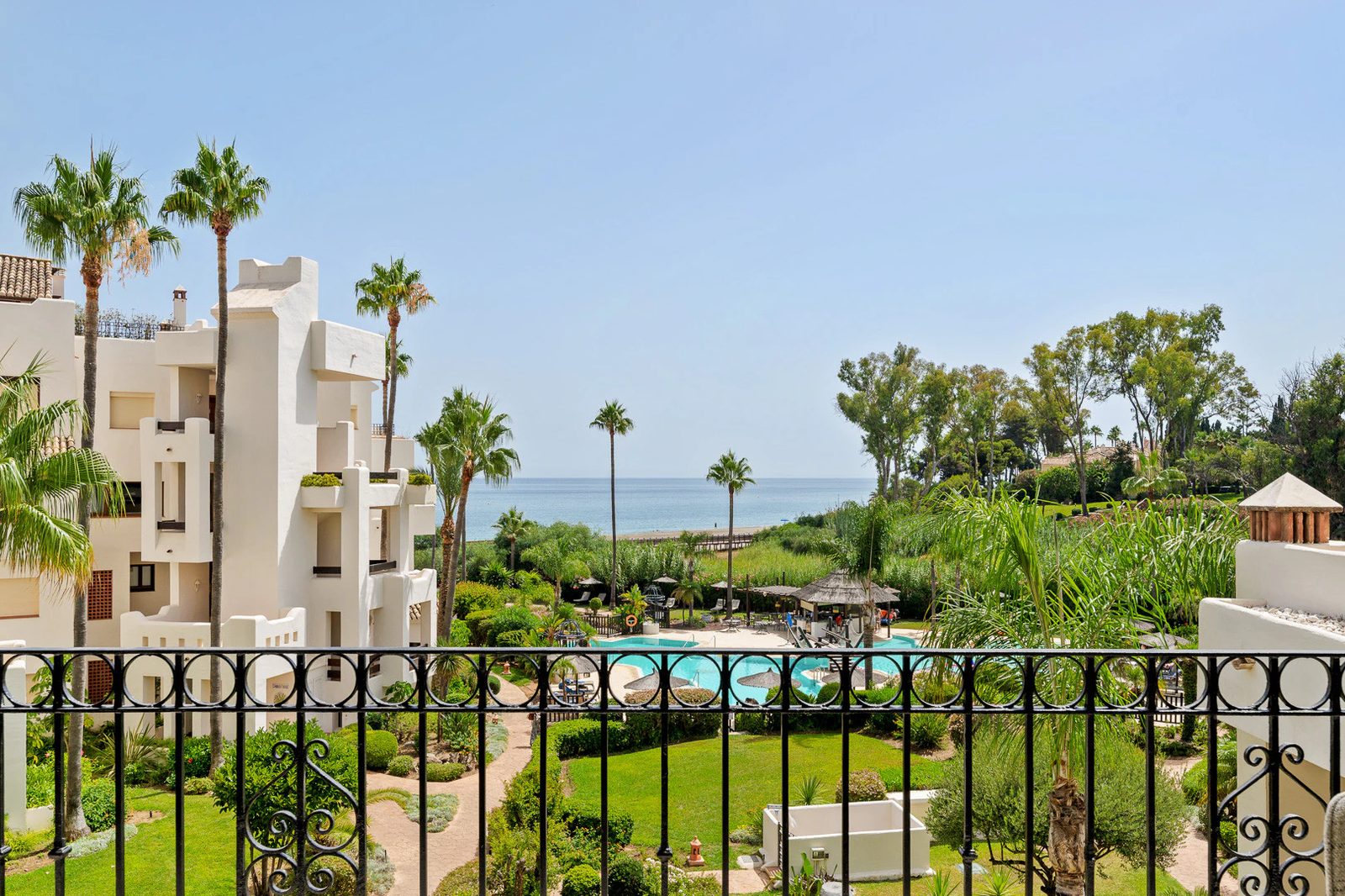 Renovated Beachfront Apartment · Photo 48