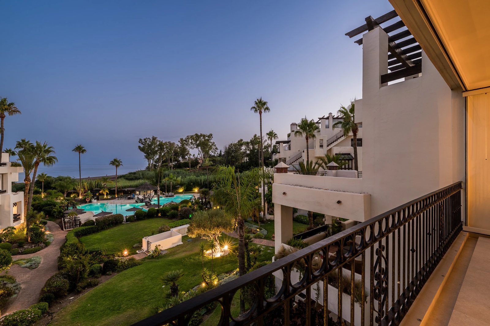 Renovated Beachfront Apartment · Photo 28