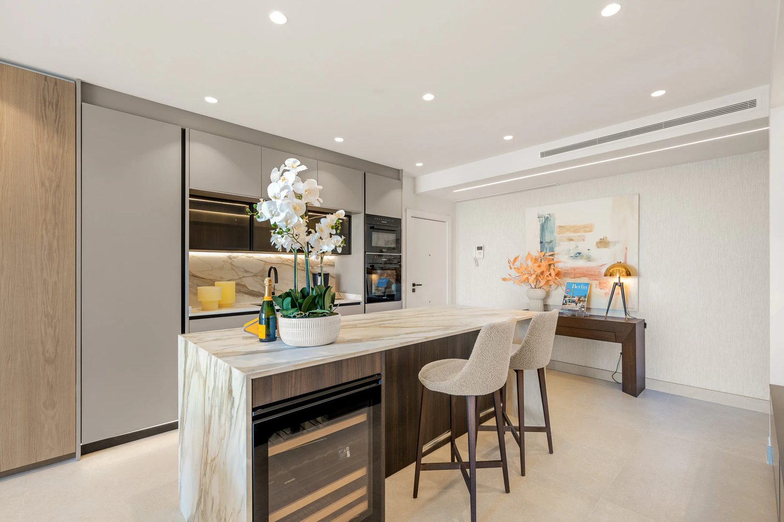 Renovated Beachfront Apartment · Photo 44