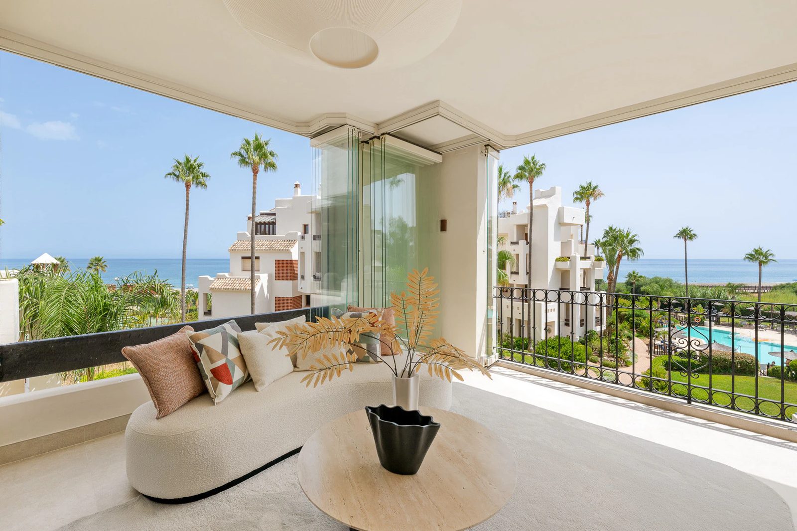 Renovated Beachfront Apartment · Photo 51
