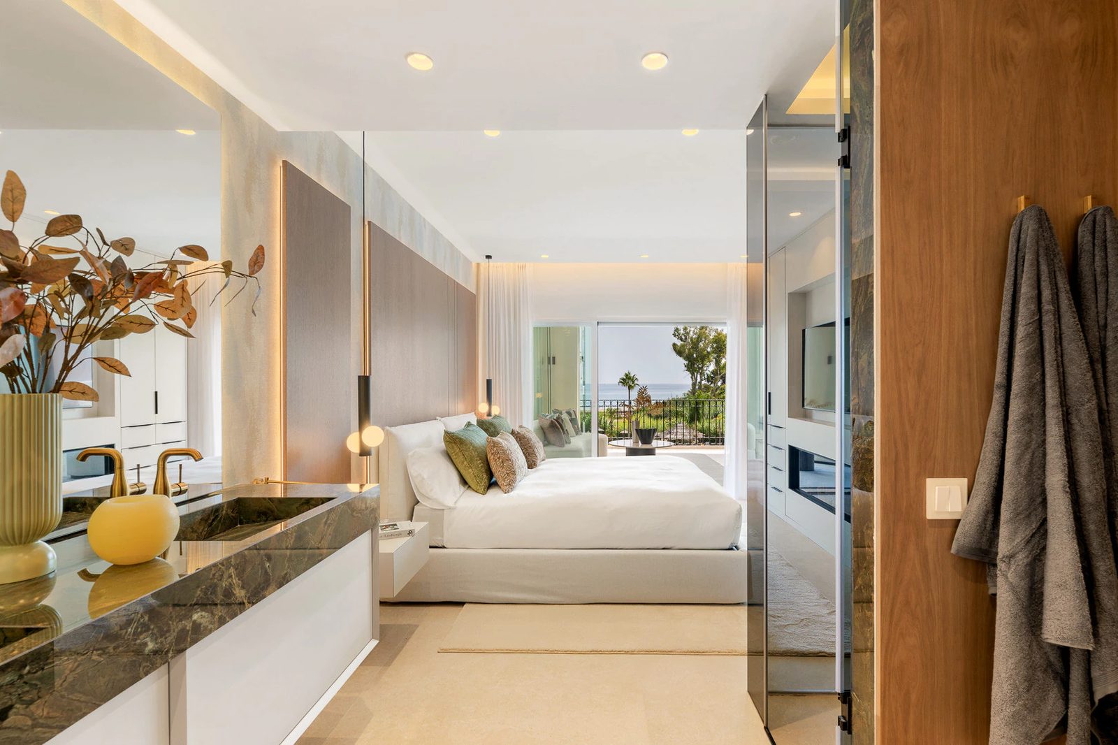 Renovated Beachfront Apartment · Photo 31