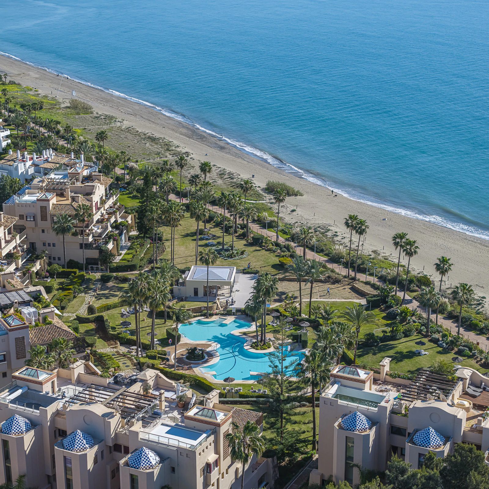 Renovated Beachfront Apartment with Sea Views · Photo 8