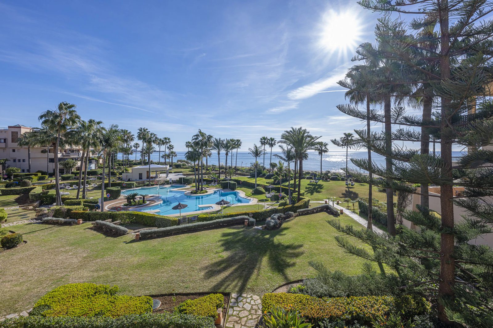Renovated Beachfront Apartment with Sea Views · Photo 20