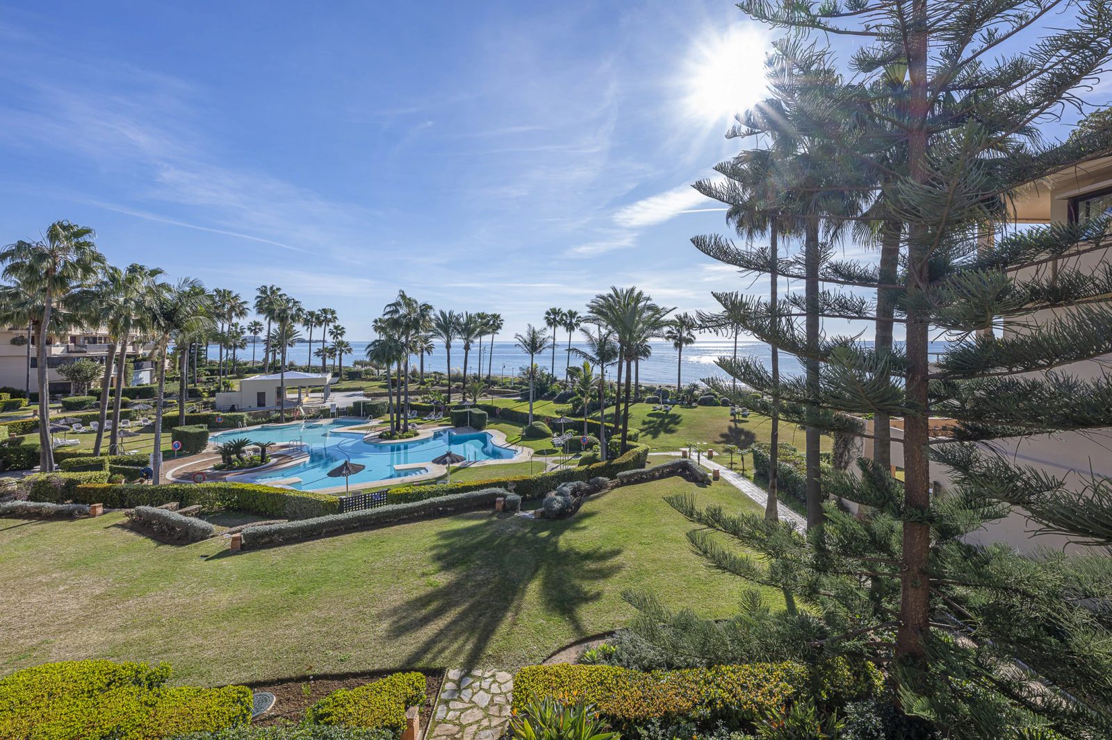 Renovated Beachfront Apartment with Sea Views · Photo 21