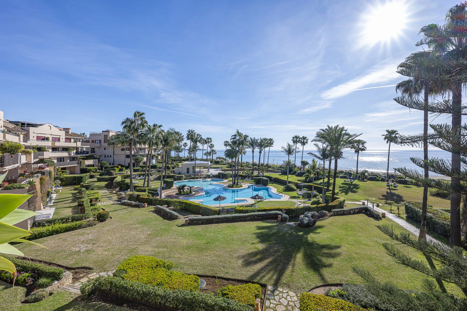 Renovated Beachfront Apartment with Sea Views · Photo 22