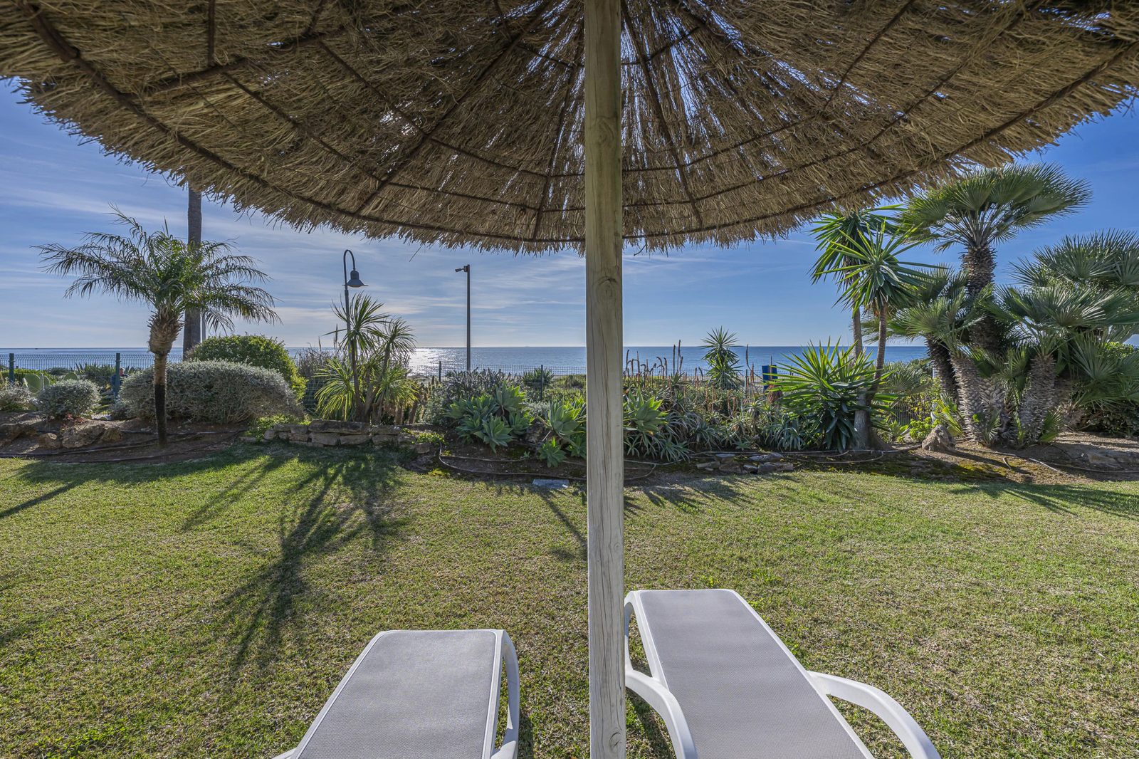 Renovated Beachfront Apartment with Sea Views · Photo 17