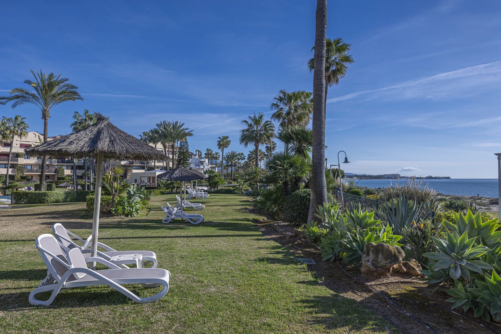 Renovated Beachfront Apartment with Sea Views · Photo 16